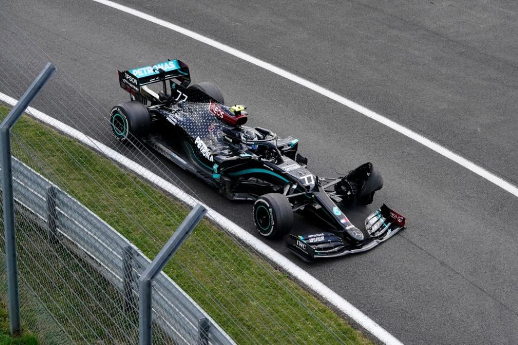 Hamilton șchiopătează către a șaptea victorie în Grand Prix-ul Marii Britanii după un final de cursă dramatic