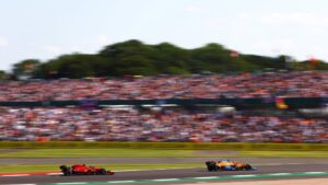 Hamilton depășește coliziunea din primul tur cu Verstappen pentru a-l vâna pe Leclerc pentru a 8-a victorie a GP-ului britanic