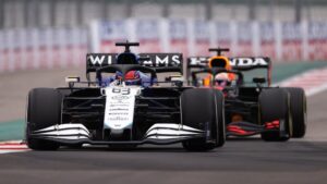 Hamilton câștigă cea de-a 100-a victorie din F1 după o ploaie surpriză la Sochi