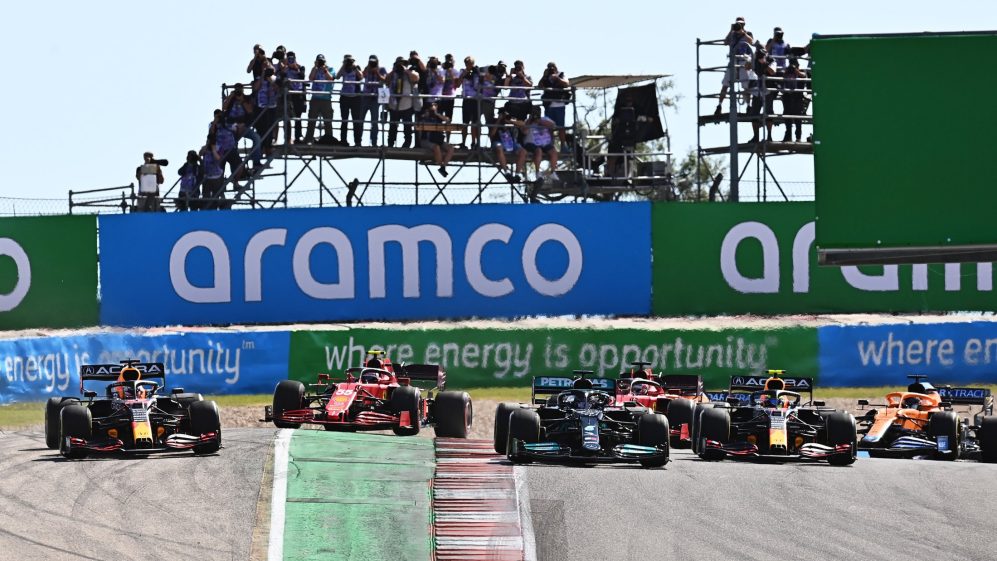 Verstappen se apără cu brio de Hamilton pentru a-și pecetlui victoria la COTA și a extinde avantajul în campionat