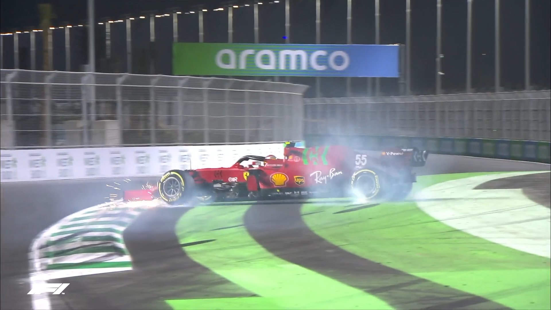Hamilton ia pole position în timp ce Verstappen îşi loveşte monopostul de parapet în calificările din Arabia Saudită