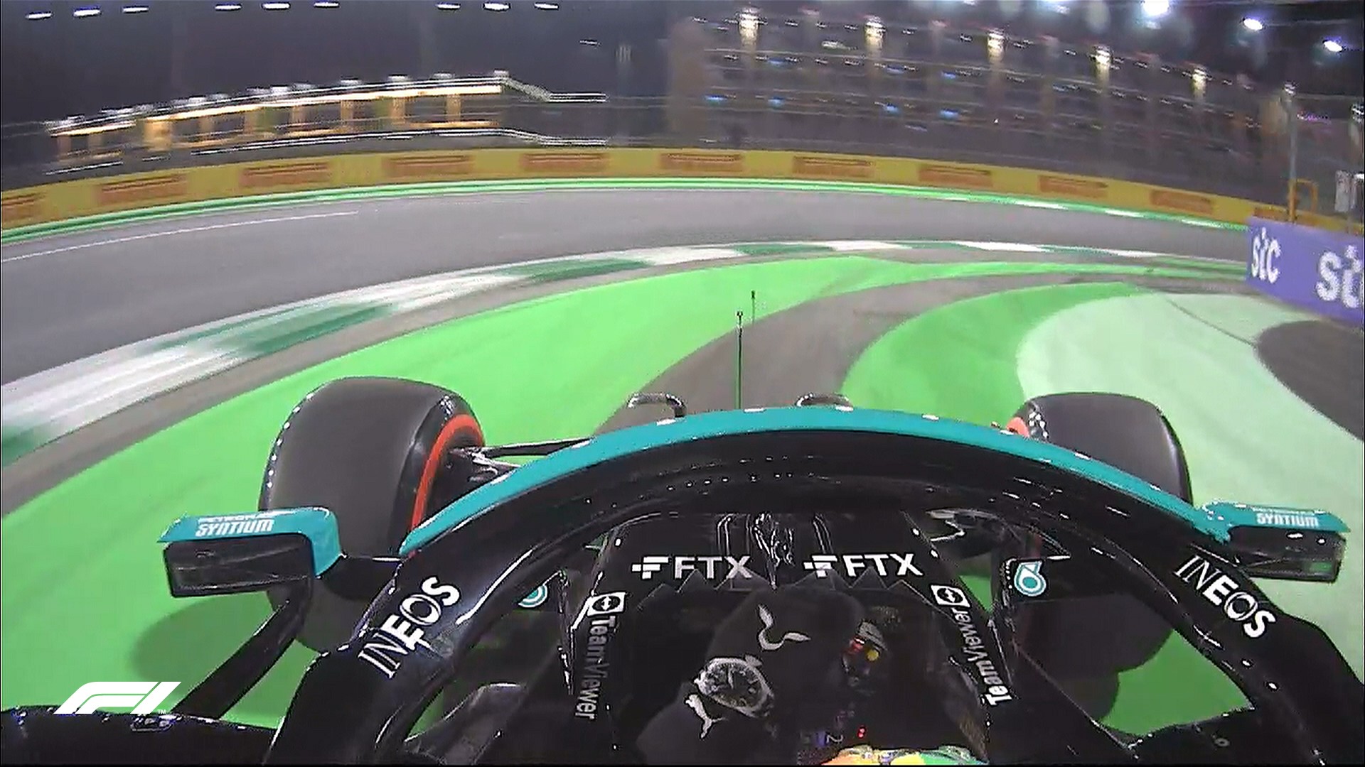 Hamilton ia pole position în timp ce Verstappen îşi loveşte monopostul de parapet în calificările din Arabia Saudită