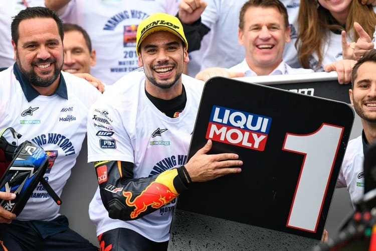 Miguel Oliveira paraseste clasa intermediara cu o victorie, Red Bull KTM Ajo devine campioana la echipe