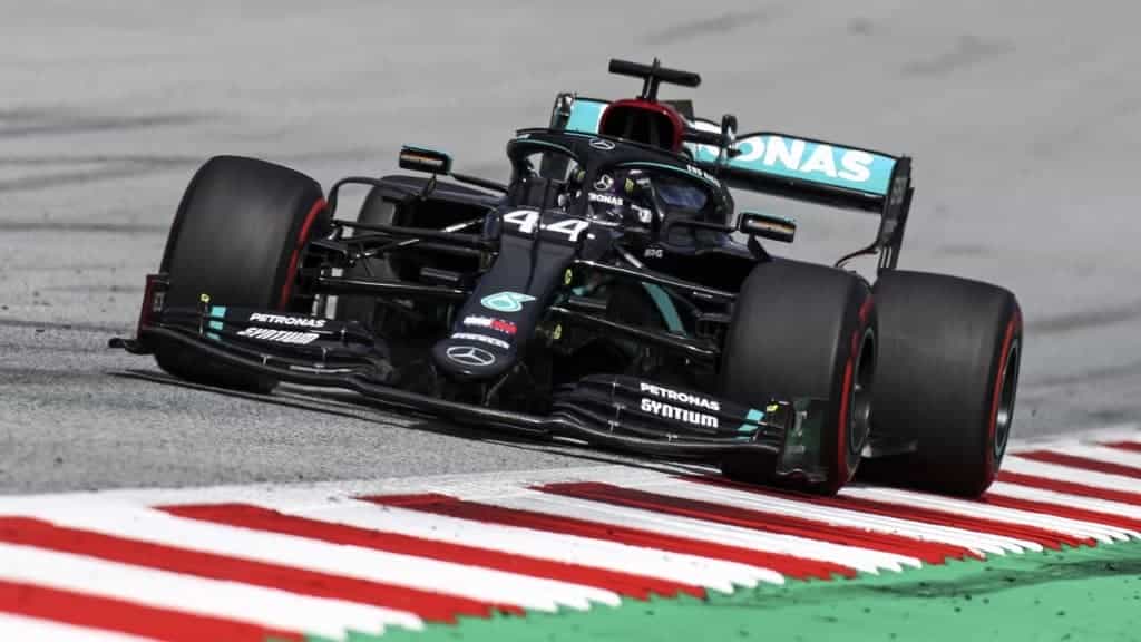 Lewis Hamilton se impune fără concurenţă la Marele Premiu dîn Stiria.