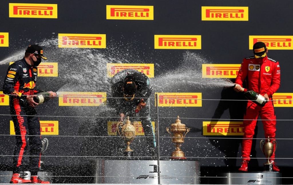 Hamilton șchiopătează către a șaptea victorie în Grand Prix-ul Marii Britanii după un final de cursă dramatic