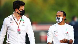 Hamilton semnează un nou contract de doi ani cu Mercedes
