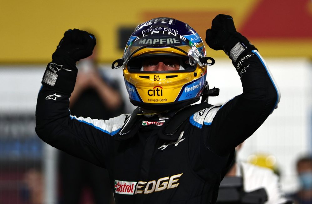 Hamilton câştigă Marele Premiu inaugural al Qatarului în faţa lui Verstappen, în timp ce Alonso urcă pe primul podium din revenirea sa în F1