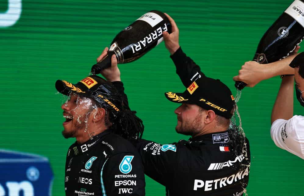 Hamilton a fost amendat pentru că și-a slăbit centurile de siguranță după Marele Premiu din Sao Paulo