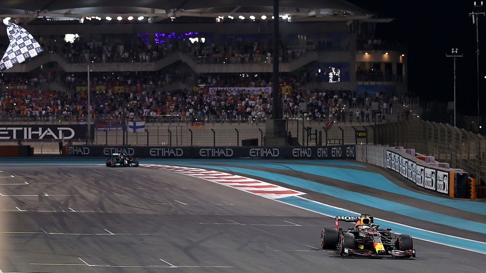 Verstappen a câștigat Titlul Mondial după victoria din Abu Dhabi, după o dramă târzie cu Safety Car