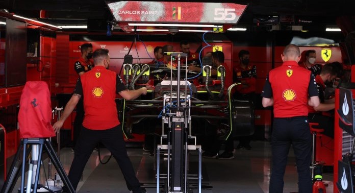 Ferrari schimbă cutia de viteze a lui Sainz după accidentul din calificările.