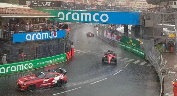 Startul Marelui Premiu de la Monaco, amânat după ce ploaia s-a abătut asupra grilei de start.