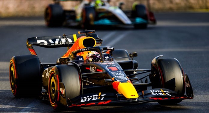F1 Azerbaidjan: Verstappen conduce un 1-2 pentru Red Bull, dublu DNF pentru Ferrari.