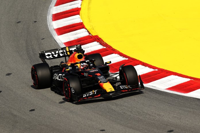 Marele Premiu al Spaniei: Verstappen câștigă în fața piloților puternici de la Mercedes.